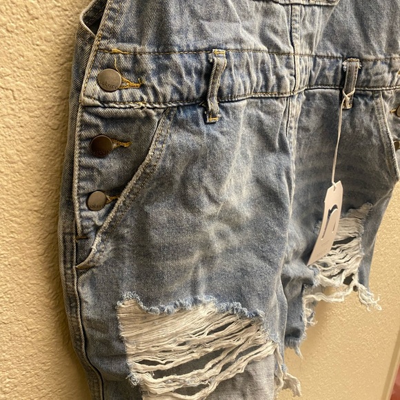 TIMELESS SMILE DISTRESSED MEDIUM WASH DENIM OVERALL SHORTS - Size Large - Picture 6 of 10